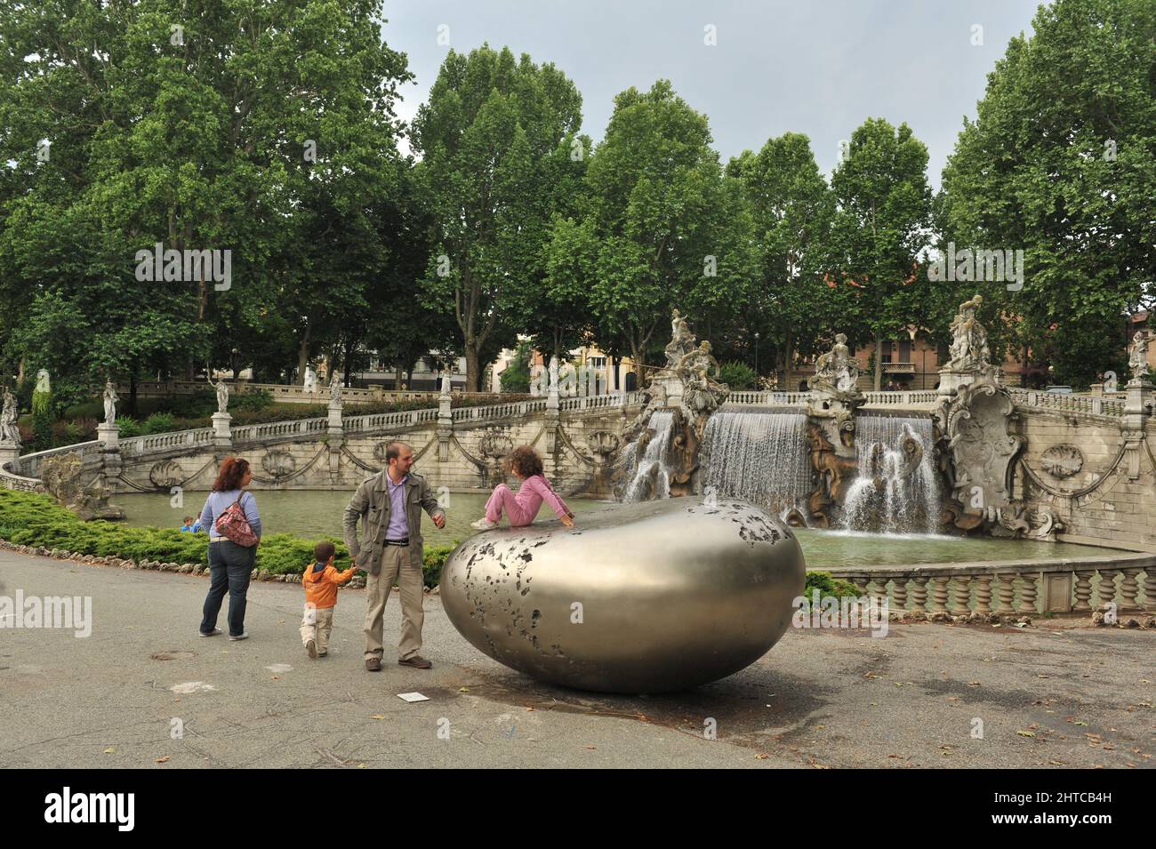 Torino, Italia - Junio 2011: Tocando el tiempo, exposición de Kan Yasuda en Valentino Park. Foto de stock