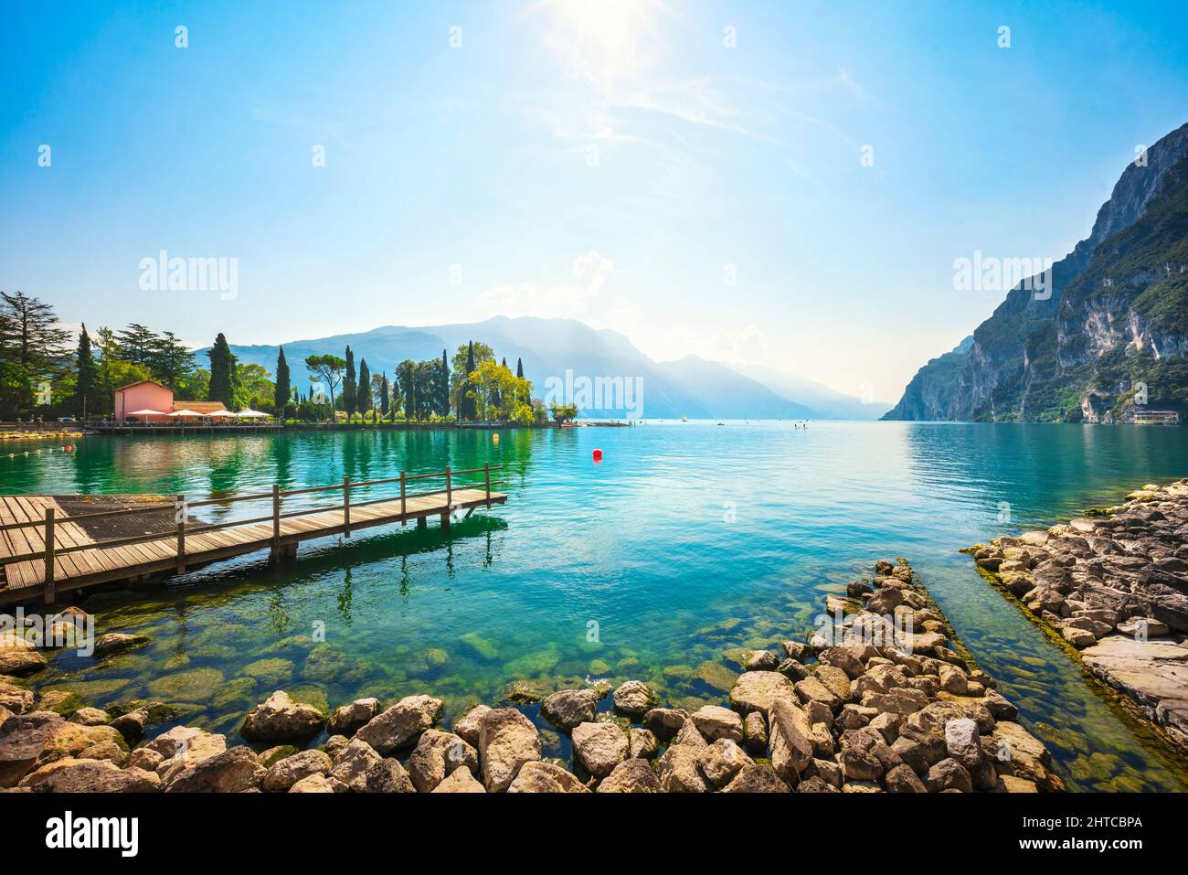 Muelle de madera en el lago. Riva del Garda, Trentino, Italia, Europa. Foto de stock