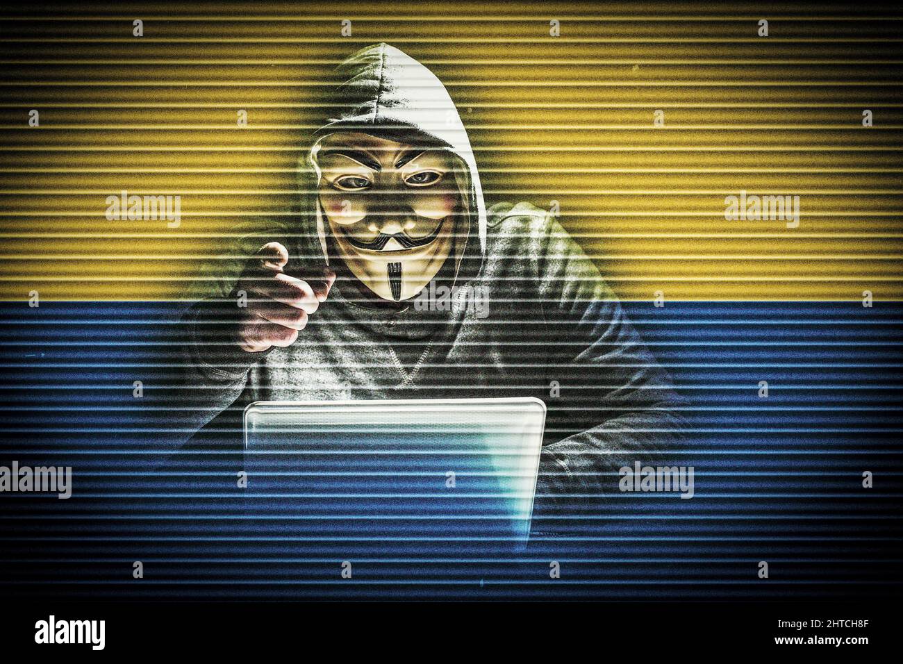 hacker con máscara anónima y hacker con máscara anónima y bandera ucraniana efecto de televisión vintage Foto de stock