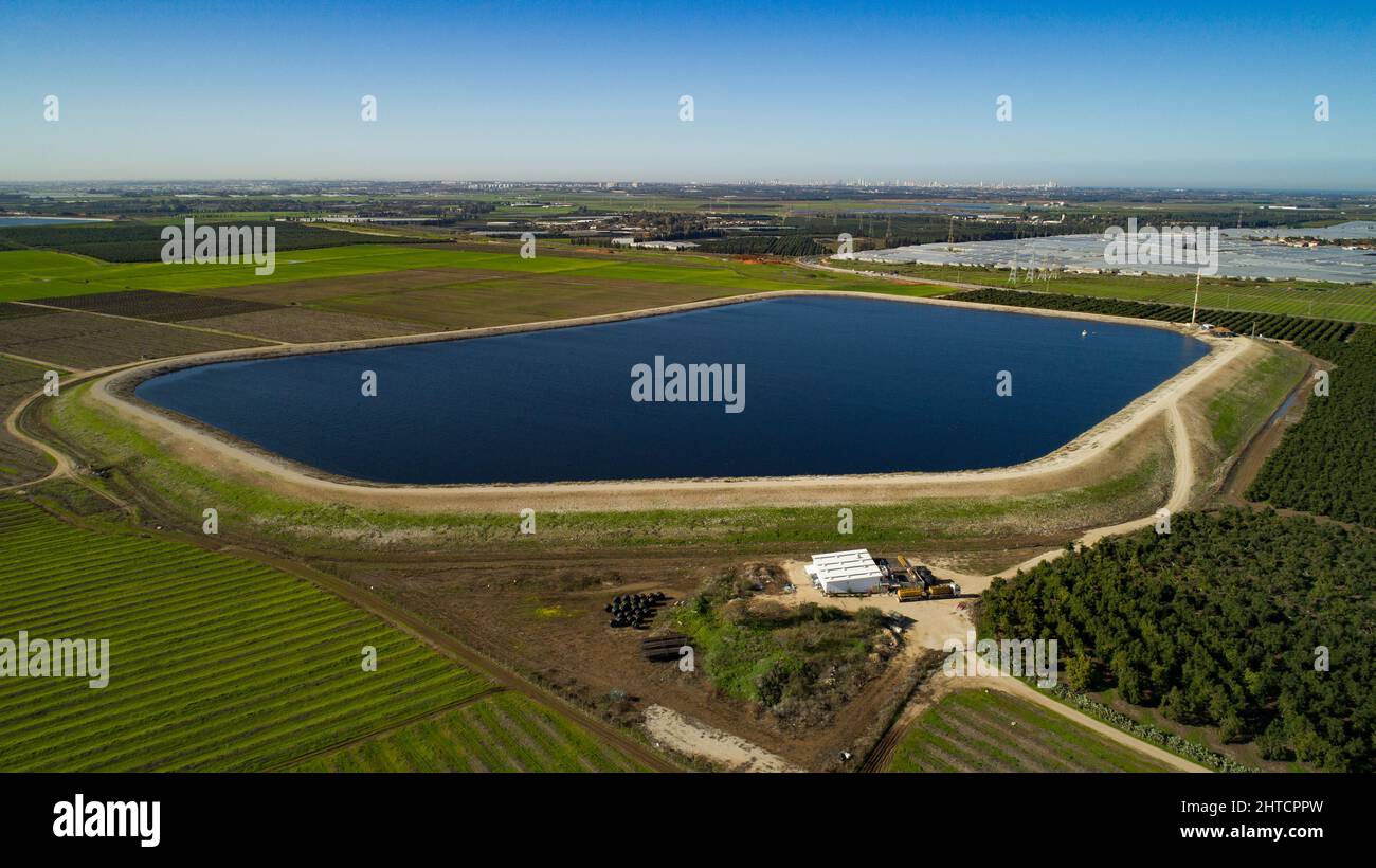 La fotografía aérea de una planta de tratamiento de alcantarillado. El agua tratada es luego usada para riego y uso agrícola. Fotografiado, Israel Foto de stock