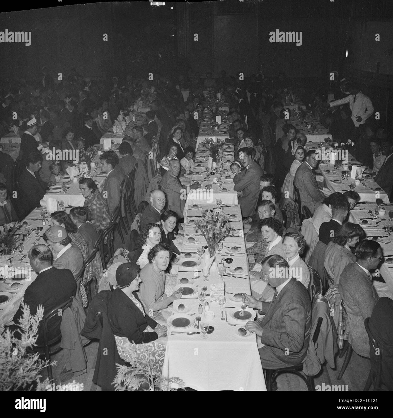 Whitley Bay, North Tyneside, 13/06/1953. Los trabajadores de Laing con sus familias sentados en un comedor durante una excursión del personal de Laing a Whitley Bay. En 1947, después de un descanso de siete años, Laing había resucitado su 'Area Outings' para el personal y sus familias, con viajes que tenían lugar en mayo y junio. Este viaje fue para su personal de la zona de Carlisle. Foto de stock