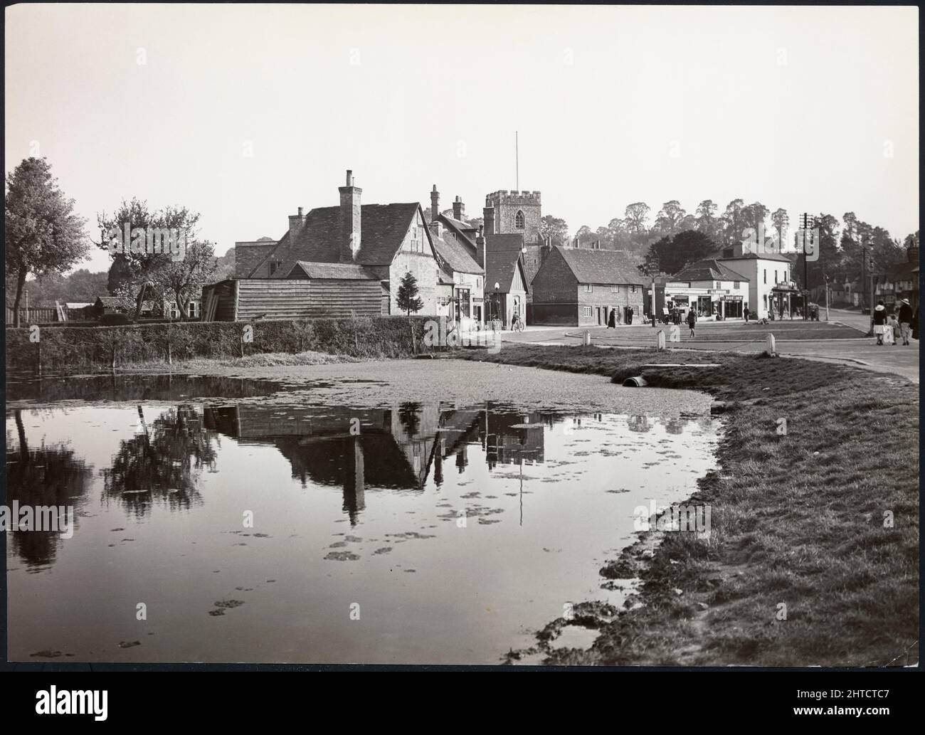 The Green, Chalfont St Giles, Chiltern, Buckinghamshire, 1925-1935. Una vista que mira a través del estanque del pueblo hacia los edificios en el Green y St Giles's Church Foto de stock