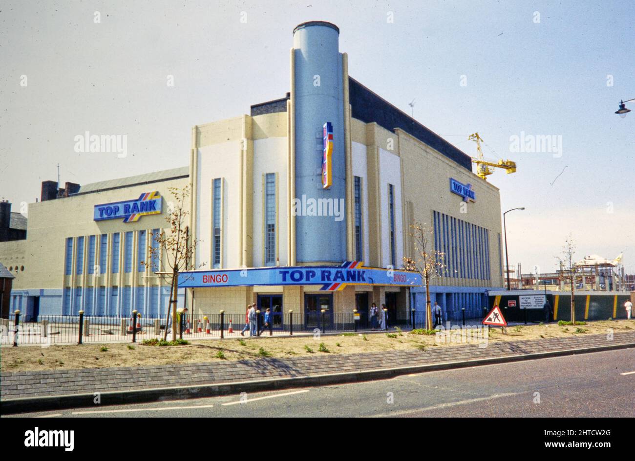 Top Rank Bingo Club, Claughton Road, Birkenhead, Wirral, 1990-1997. El Top Rank Bingo Club visto desde el noreste. El Ritz Cinema abrió sus puertas en 1937. Fue dañado por los bombardeos en la Segunda Guerra Mundial, y reabierto en 1947 después de las obras de renovación. El órgano original de Compton fue reemplazado por un órgano de Christie del cine La Scala de Glasgow. El cine pasó a llamarse más tarde el cine Essoldo. Cerró en 1969 y se convirtió en un club de bingo, que cerró en 1997. El edificio fue demolido más tarde. Foto de stock