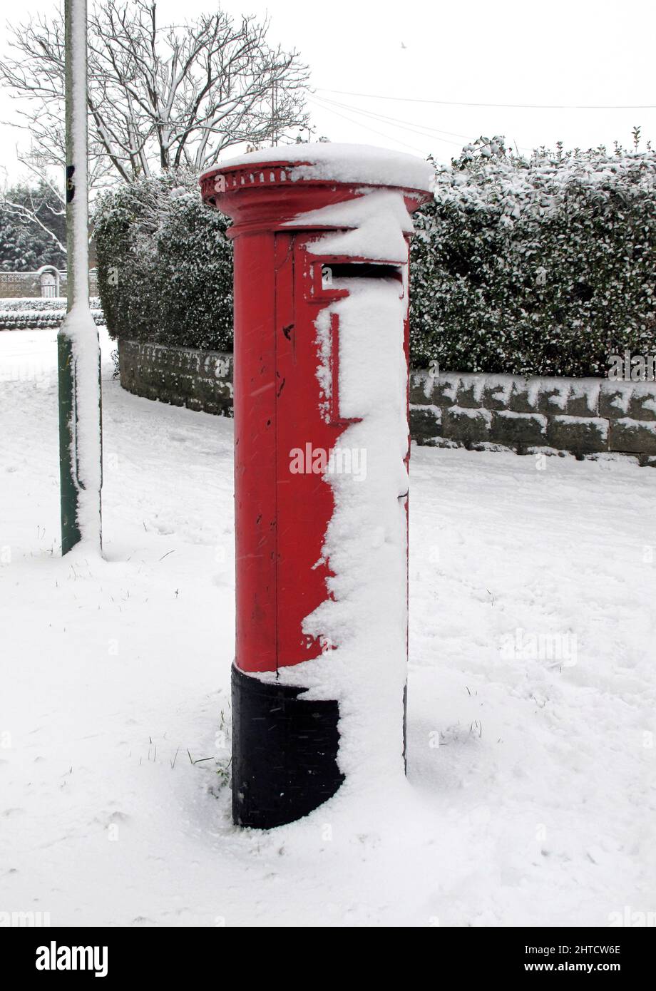 Snow, Northern Road, Swindon, 2010. Detalle de una caja de columnas cubierta de nieve en Northern Road. Foto de stock