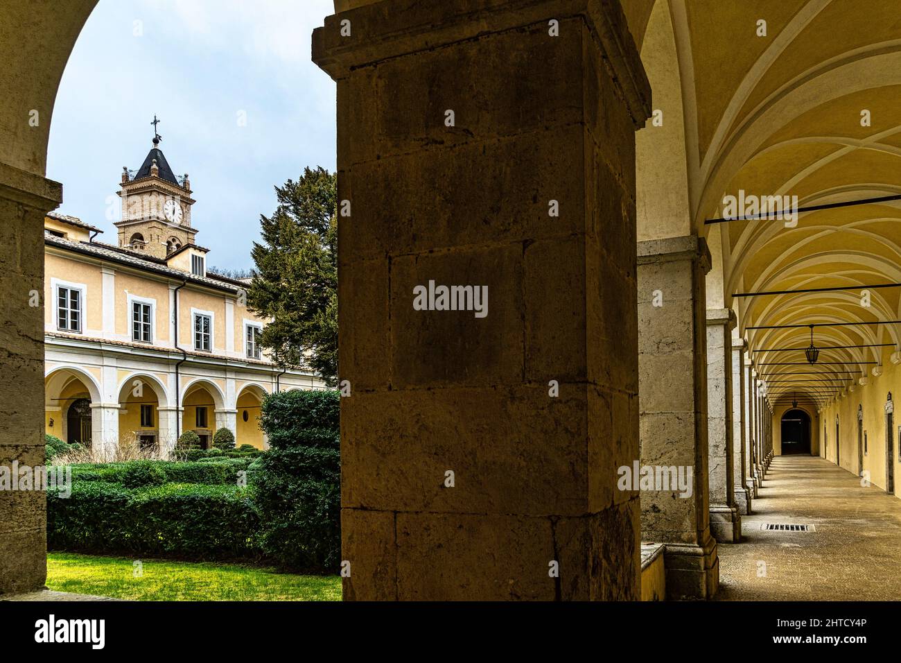 El gran claustro del monasterio cartujo de Trisulti. Las arcadas del pórtico y las celdas de los monjes. Collepardo, provincia de Frosinone, Lazio, Foto de stock