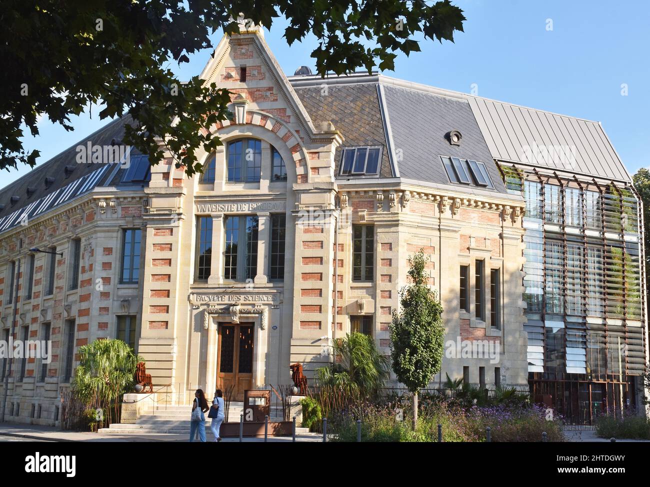 La Facultad de Ciencias de la Universidad de Burdeos, originalmente la École Santé Navale, construida en 1897, ahora convertida en hotel, Hotel La Zoologie Foto de stock