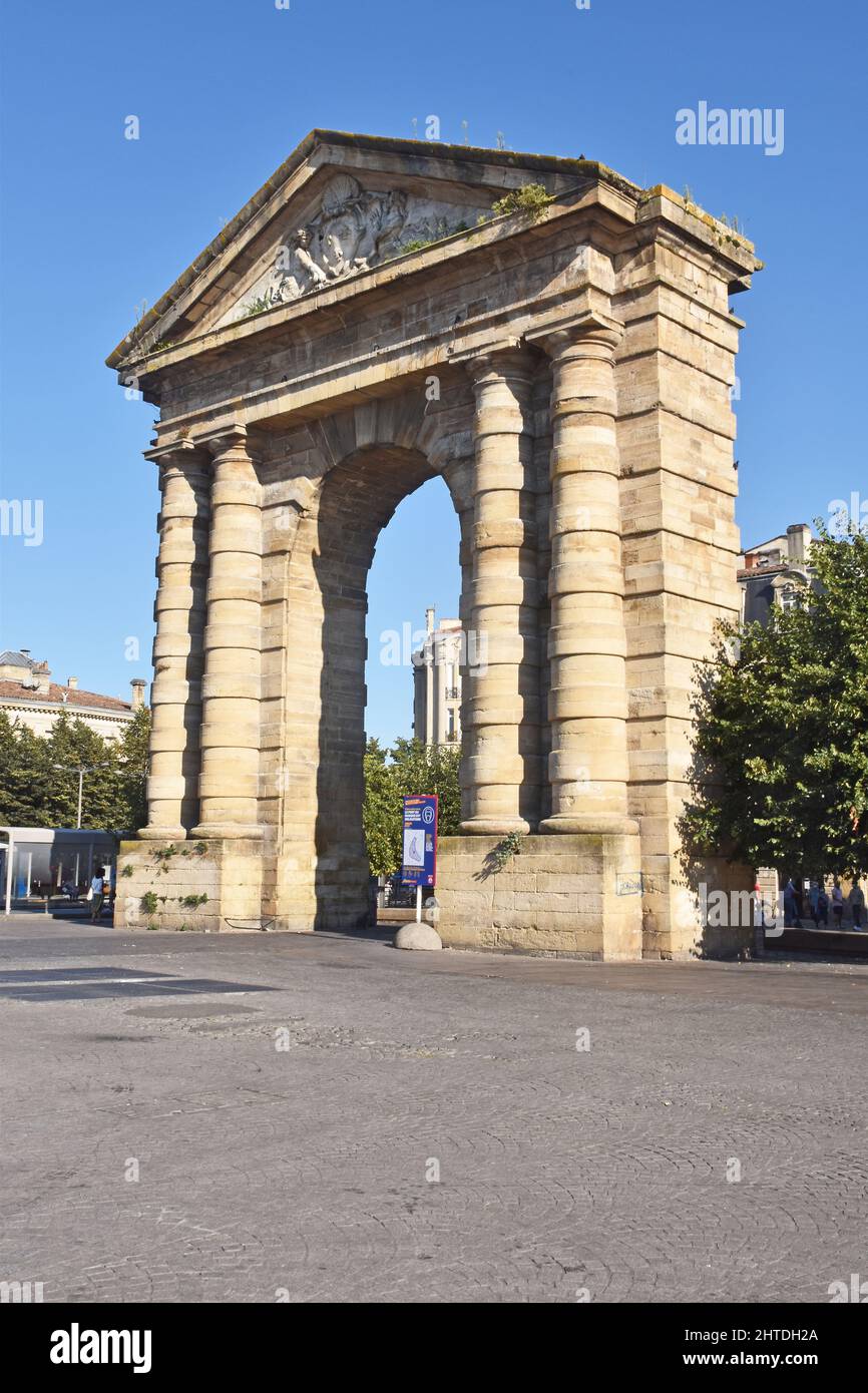 Place de la Victoire en Burdeos, Francia, la Porte d’Aquitaine, arco triunfal construido en 1753, escultura de obelisco retorcido, rindiendo homenaje a las vides y vinos Foto de stock