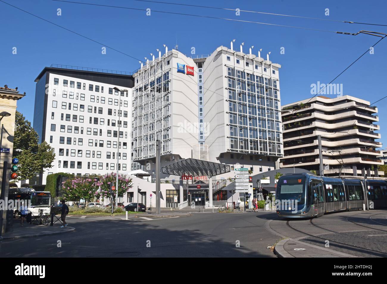El hotel Ibis y Ibis Budger se encuentran en el barrio Mériadeck de Burdeos, Francia, a la izquierda de las oficinas de Bordeaux Metropole, en el bloque de apartamentos de la derecha Foto de stock