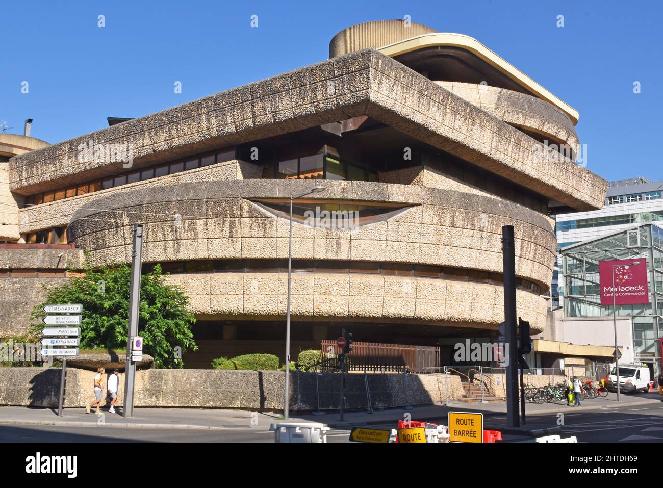 Arquitectura brutalista: La antigua sede central de un banco en el Centro Mériadeck de Burdeos se está reacondicionando en la actualidad a un centro cultural, tiendas y lofts Foto de stock