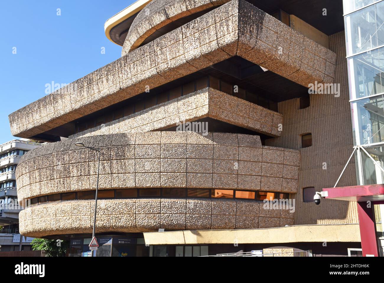 Arquitectura brutalista: La antigua sede central de un banco en el Centro Mériadeck de Burdeos se está reacondicionando en la actualidad a un centro cultural, tiendas y lofts Foto de stock