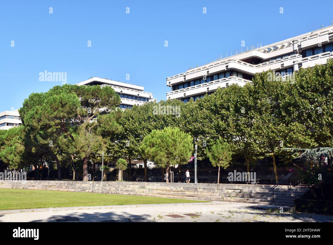 El Jardins de Gambetta, el más grande de seis bloques similares de 7 pisos, erigida en una cubierta entre R; Claude Bonnier y la Esplanade Charles de Gaulle, Mériadeck Foto de stock