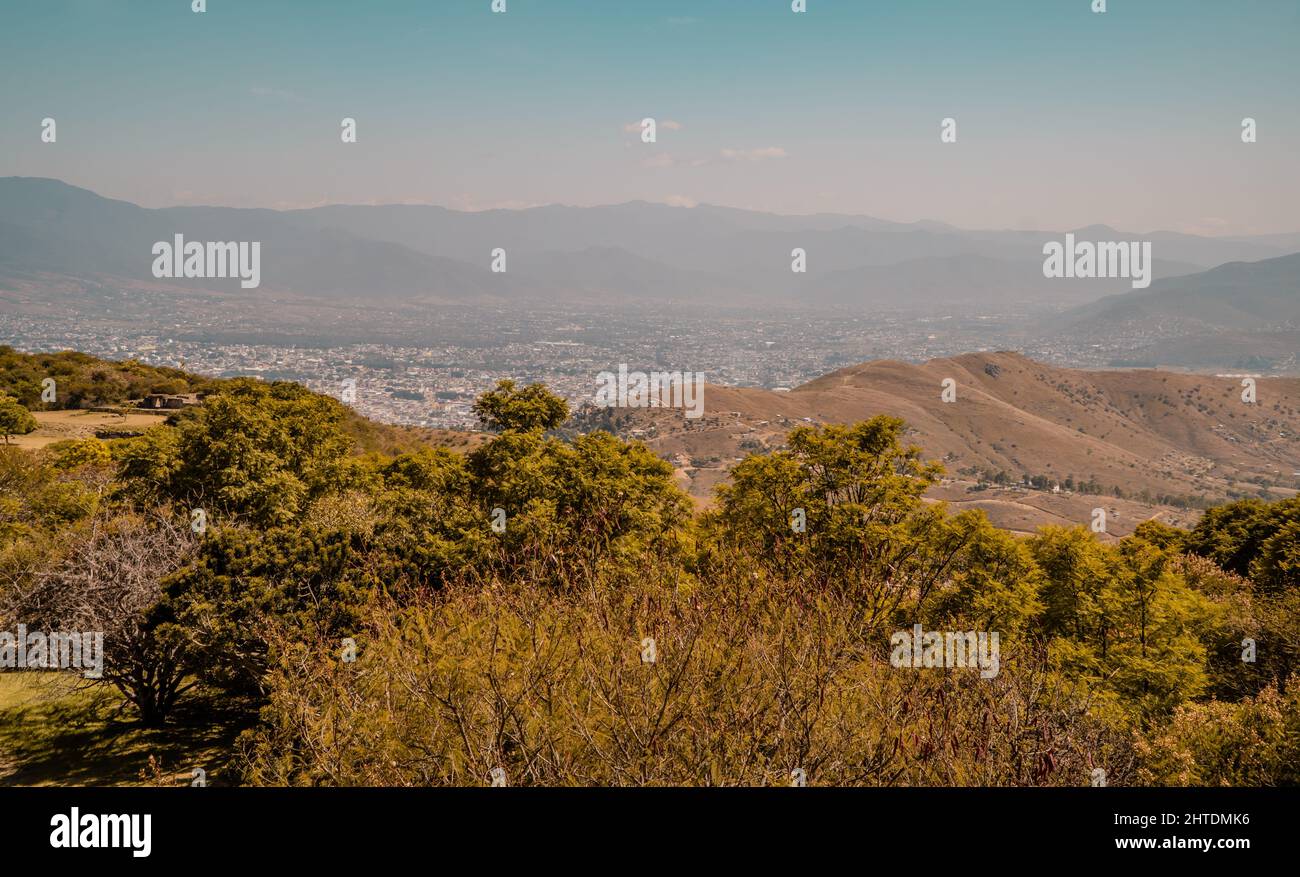 Foto del yacimiento arqueológico de Monte Alban y del paisaje urbano al