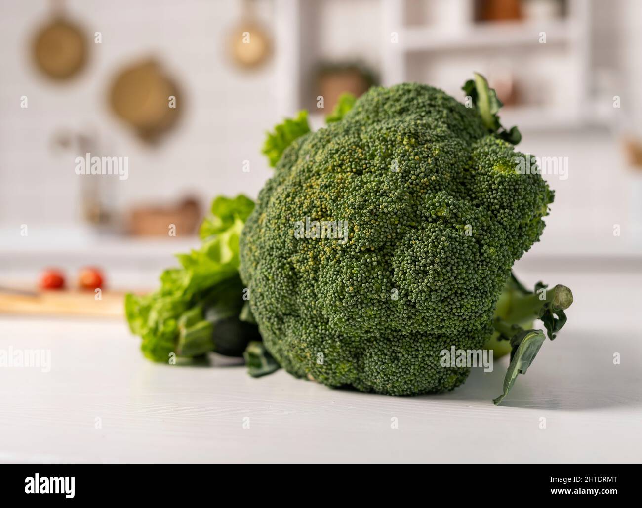 Brócoli fresco en la mesa de la cocina. Verduras para dieta y alimentación  saludable. Fotografías de alta calidad Fotografía de stock - Alamy