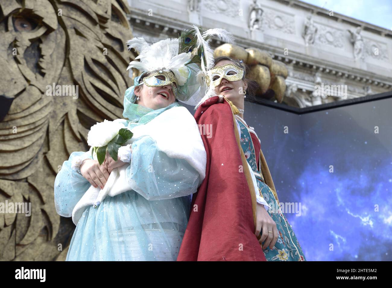 Venecia, Italia. 27th Feb, 2022. El Carnaval de Venecia (en italiano: Carnevale di Venezia) es un festival anual que se celebra en Venecia, Italia. El carnaval termina el martes de Shrove (MartedÃ¬ Grasso o Mardi Gras), que es el día antes del inicio de la Cuaresma en el Miércoles de Ceniza. El festival es mundialmente famoso por sus elaboradas máscaras. (Imagen de crédito: © Mariano Montella/Pacific Press via ZUMA Press Wire) Foto de stock