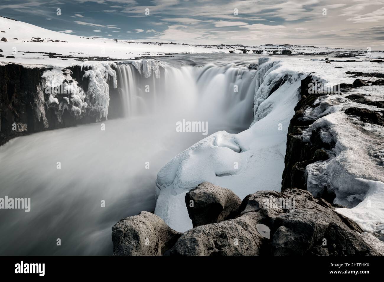 Paisaje invernal en la famosa cascada de Selfoss. Foto de stock