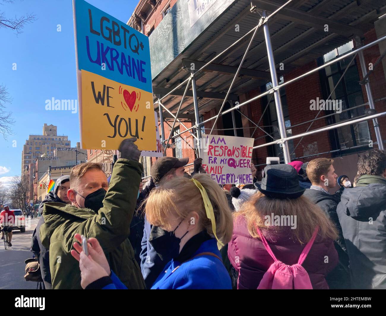Los miembros de la comunidad LGBTQ+, sus partidarios y los ucranianos-americanos protestan por la invasión rusa y muestran apoyo a los ciudadanos de Ucrania, frente al Stonewall Inn en Greenwich Village en Nueva York el sábado, 26 de febrero de 2022. (© Frances M. Roberts) Foto de stock