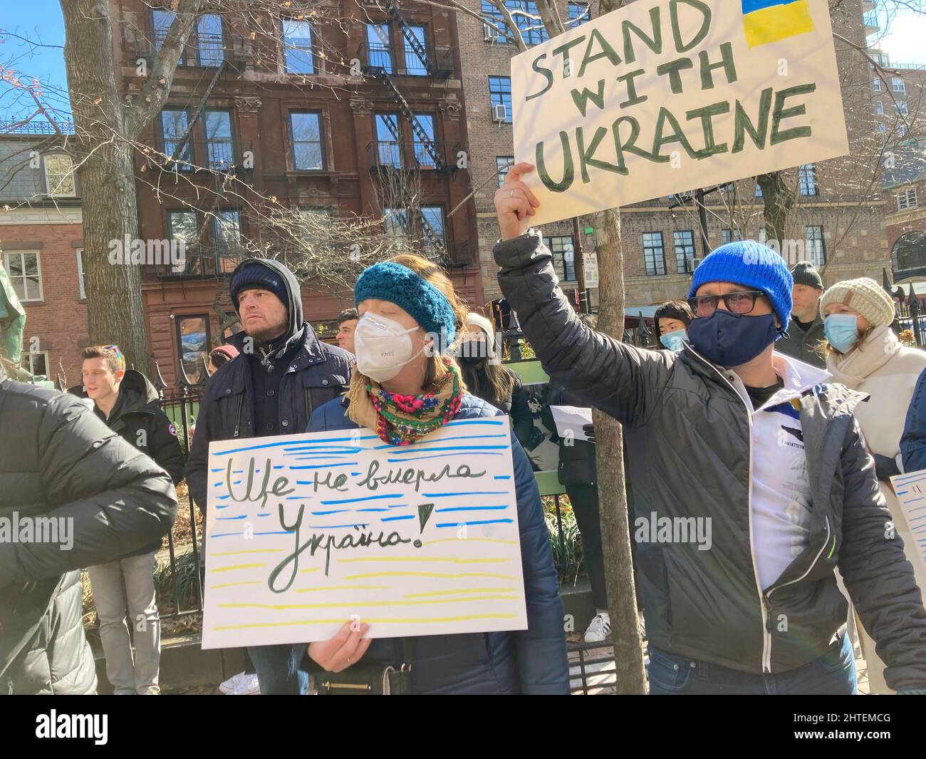 Los miembros de la comunidad LGBTQ+, sus partidarios y los ucranianos-americanos protestan por la invasión rusa y muestran apoyo a los ciudadanos de Ucrania, frente al Stonewall Inn en Greenwich Village en Nueva York el sábado, 26 de febrero de 2022. (© Frances M. Roberts) Foto de stock