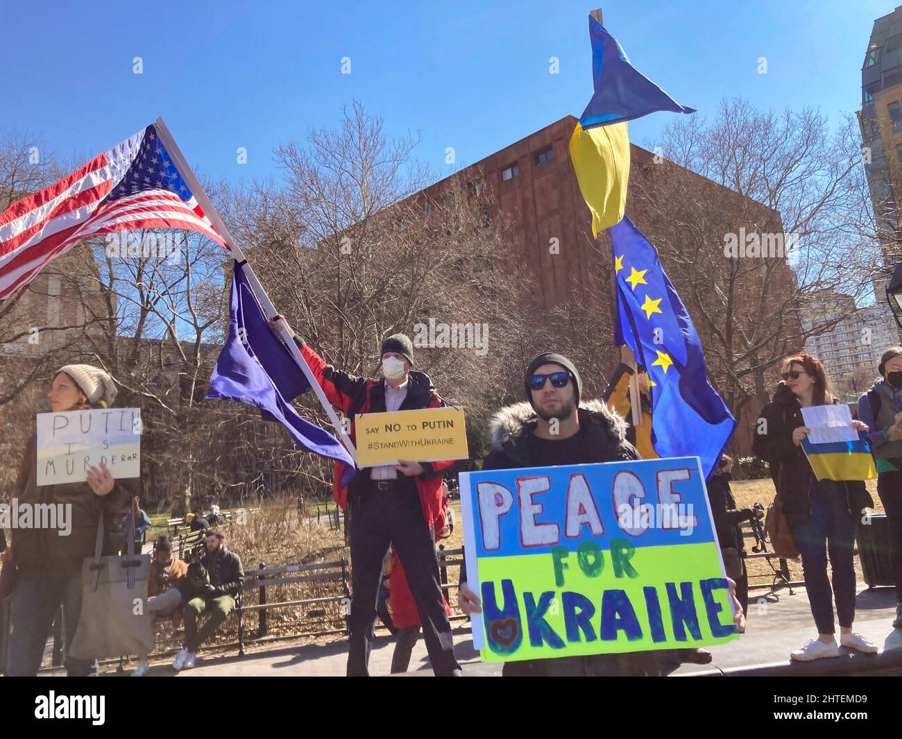Los ucranios y sus partidarios protestan contra la invasión rusa y muestran apoyo a los ciudadanos de Ucrania, en Washington Square Park, en Nueva York, el domingo 27 de febrero de 2022. (© Frances M. Roberts) Foto de stock