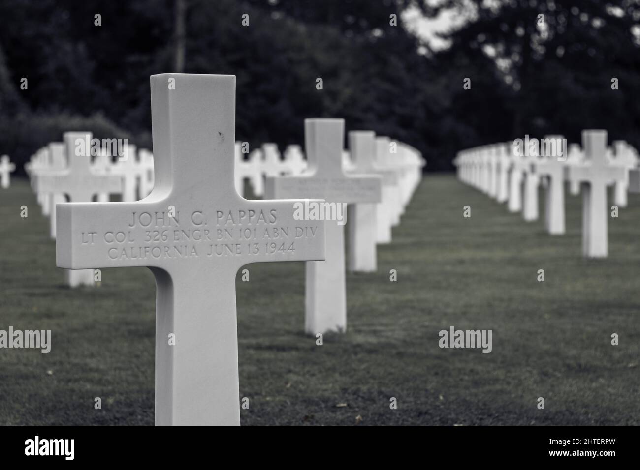La tumba blanca cruza en el cementerio americano en Normandía