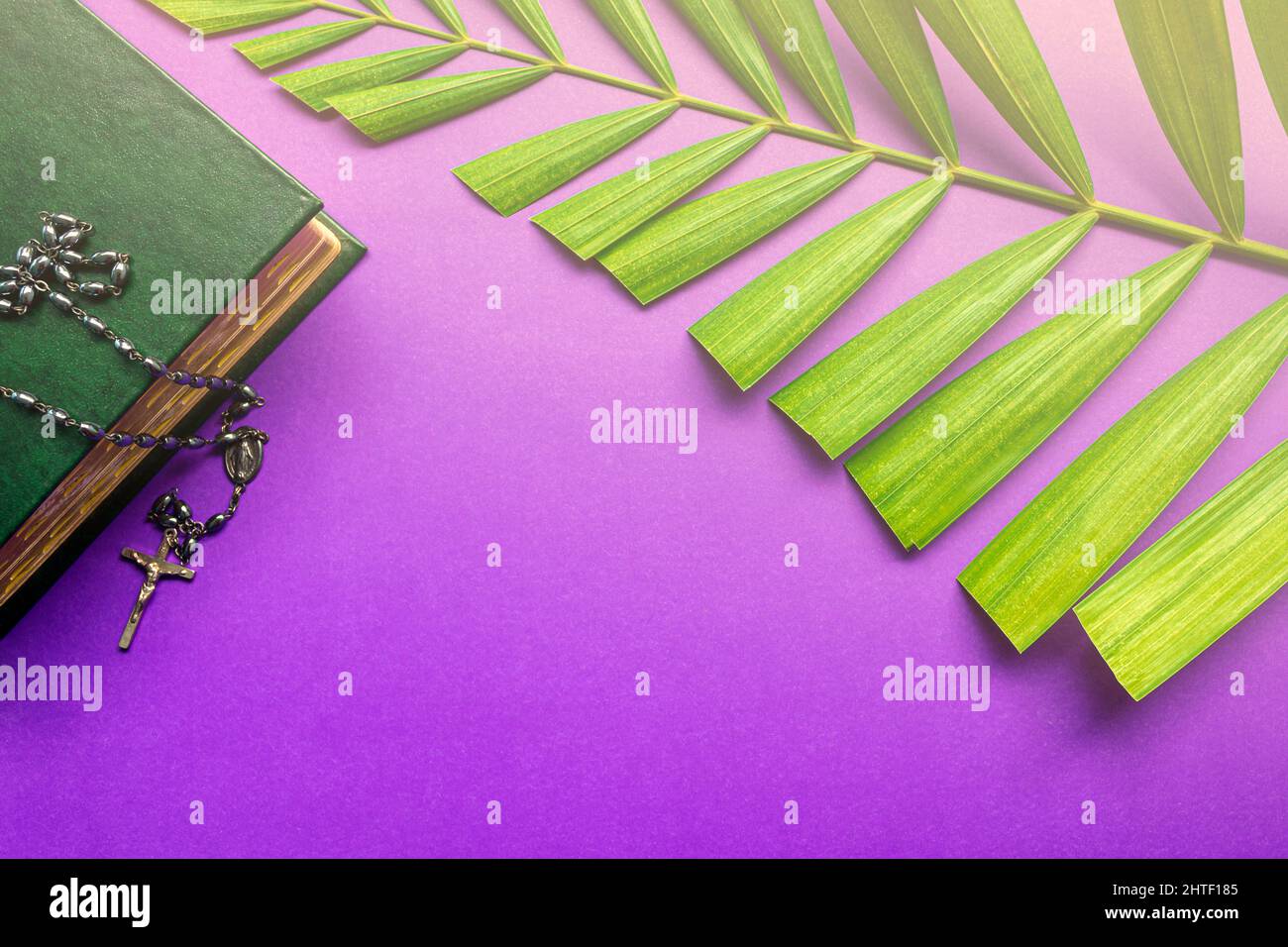 La Santa Biblia, la cruz y las hojas de palma sobre fondo púrpura. Concepto de Semana Santa. Foto de stock
