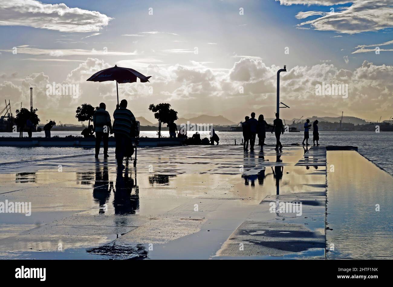 Silueta de la gente caminando después de la lluvia, Río Foto de stock