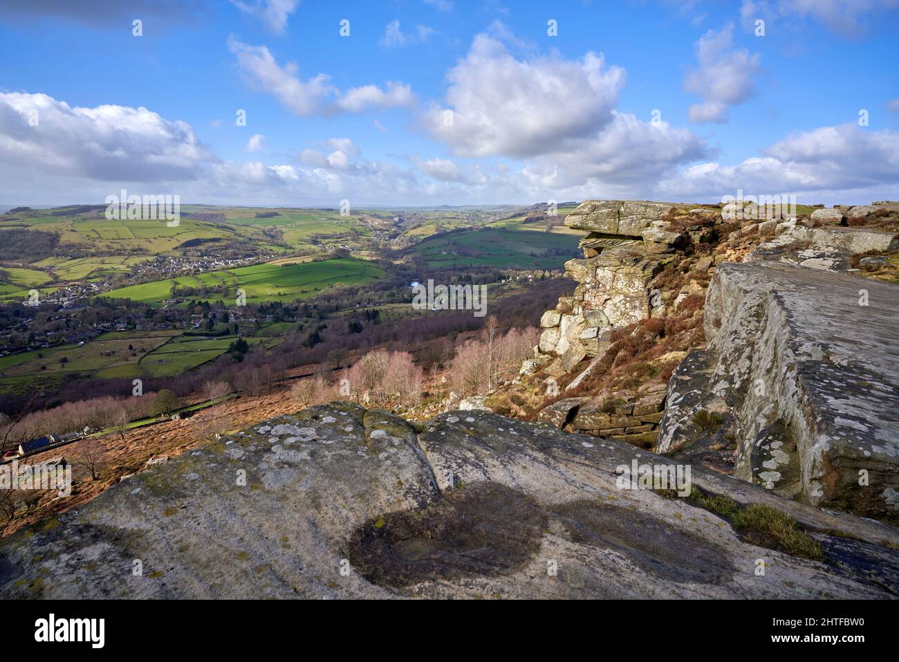 Formaciones rocosas y vistas desde Curbar Edge en el Peak District Foto de stock