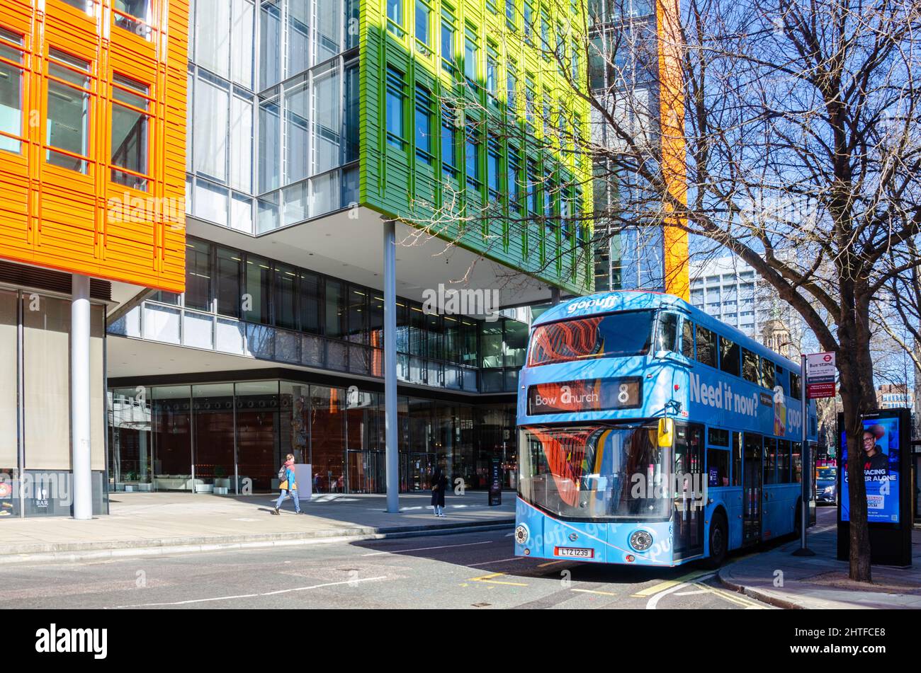 Un autobús azul estacionado en una parada de autobús frente a los modernos edificios de oficinas en el centro de Saint Giles desarrollo en Londres, Reino Unido Foto de stock
