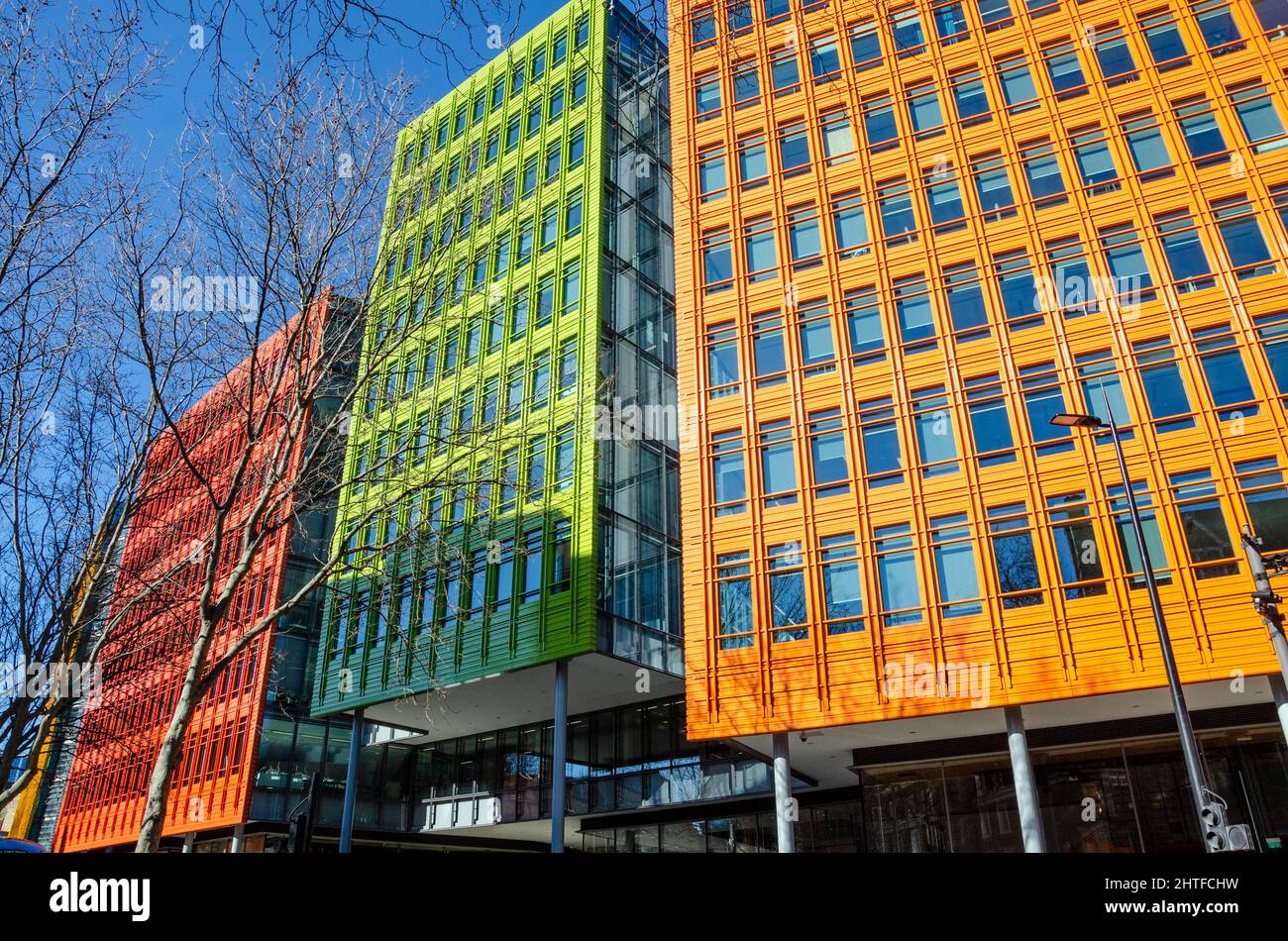 Diseño moderno, colorido y contemporáneo y arquitectura empleada en edificios de oficinas en el centro de Saint Giles desarrollo en Londres, Reino Unido Foto de stock
