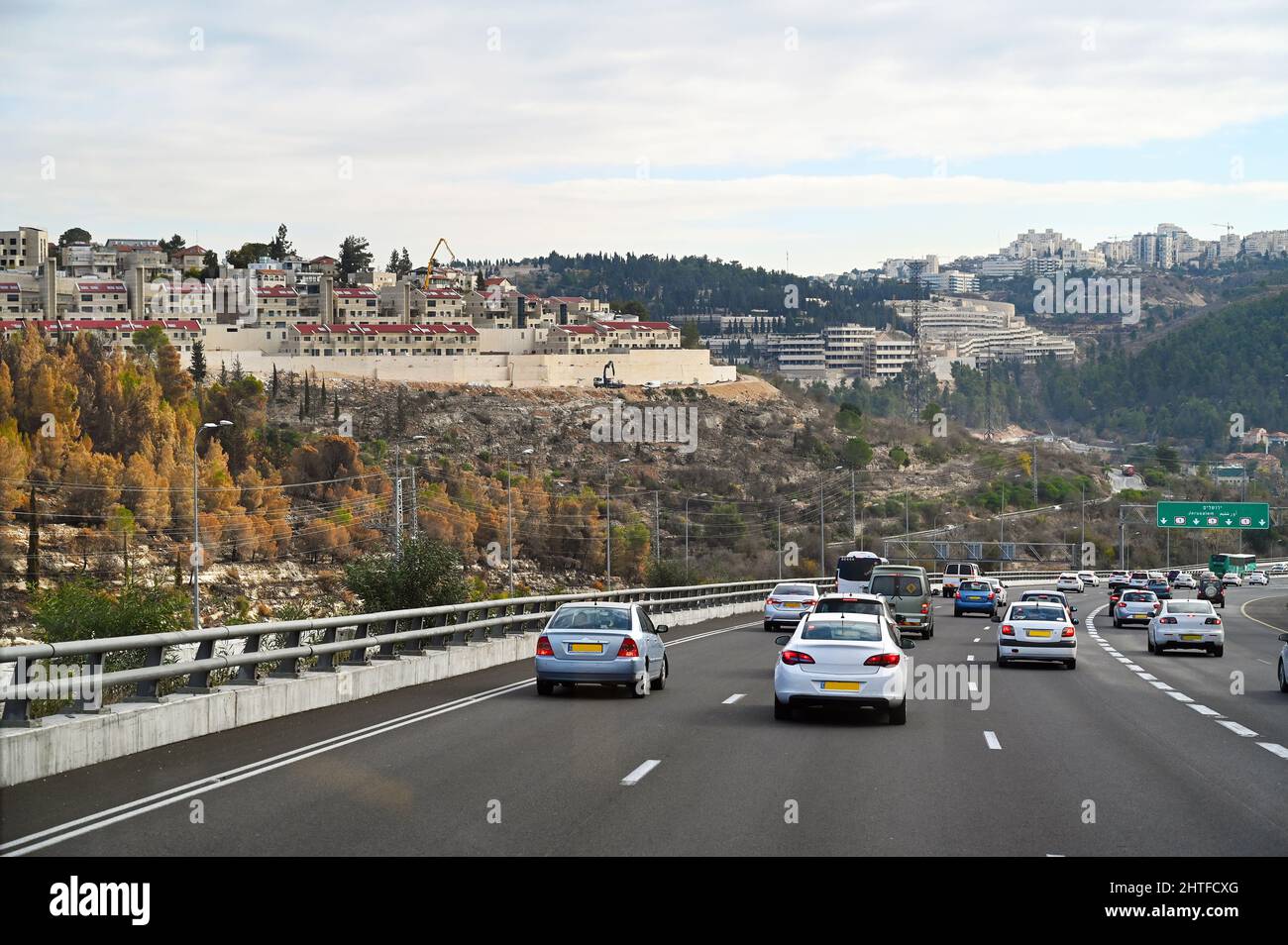 Tráfico por la autopista 1, Tel Aviv a Jerusalén. Foto de stock