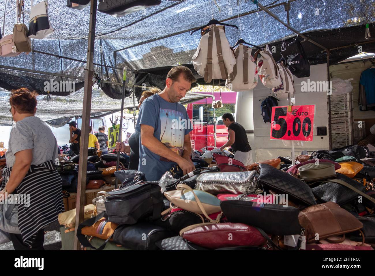 CAMBRILS, TARRAGONA, ESPAÑA - El 10 DE OCTUBRE de 2019 los compradores y el  bolso de mano se encuentran en el famoso mercado semanal de la ciudad  Fotografía de stock - Alamy