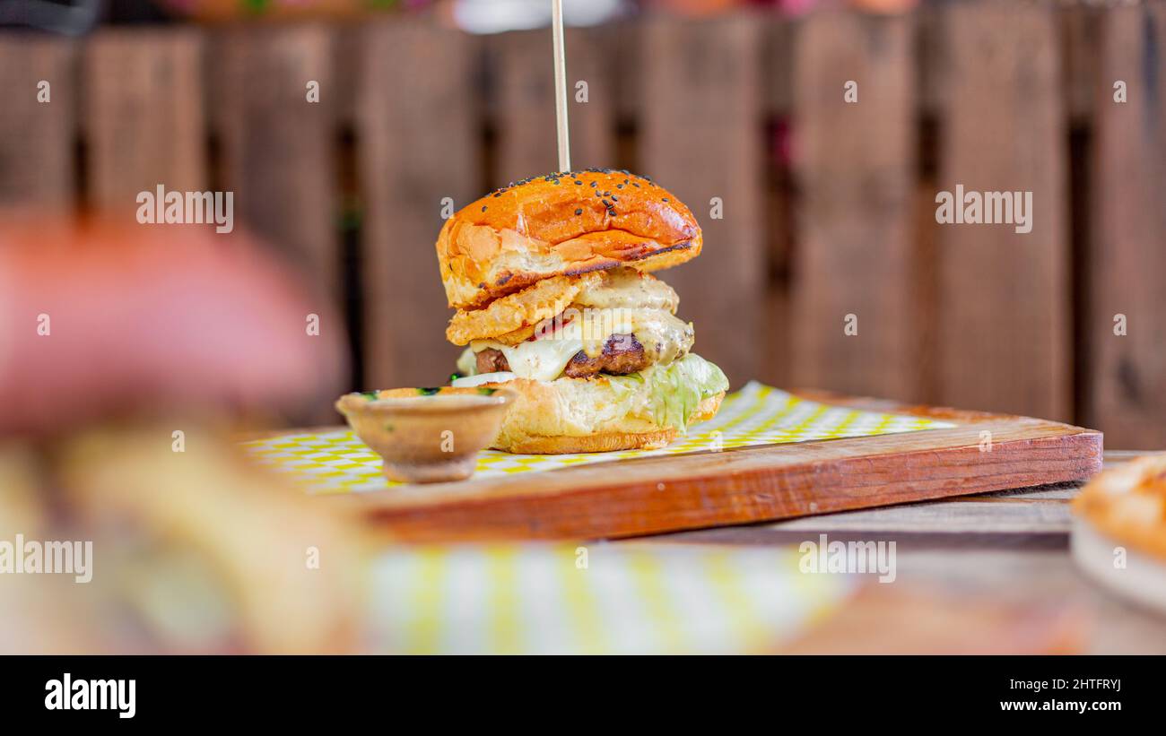 Un primer plano de una deliciosa hamburguesa sobre la mesa Fotografía de  stock - Alamy