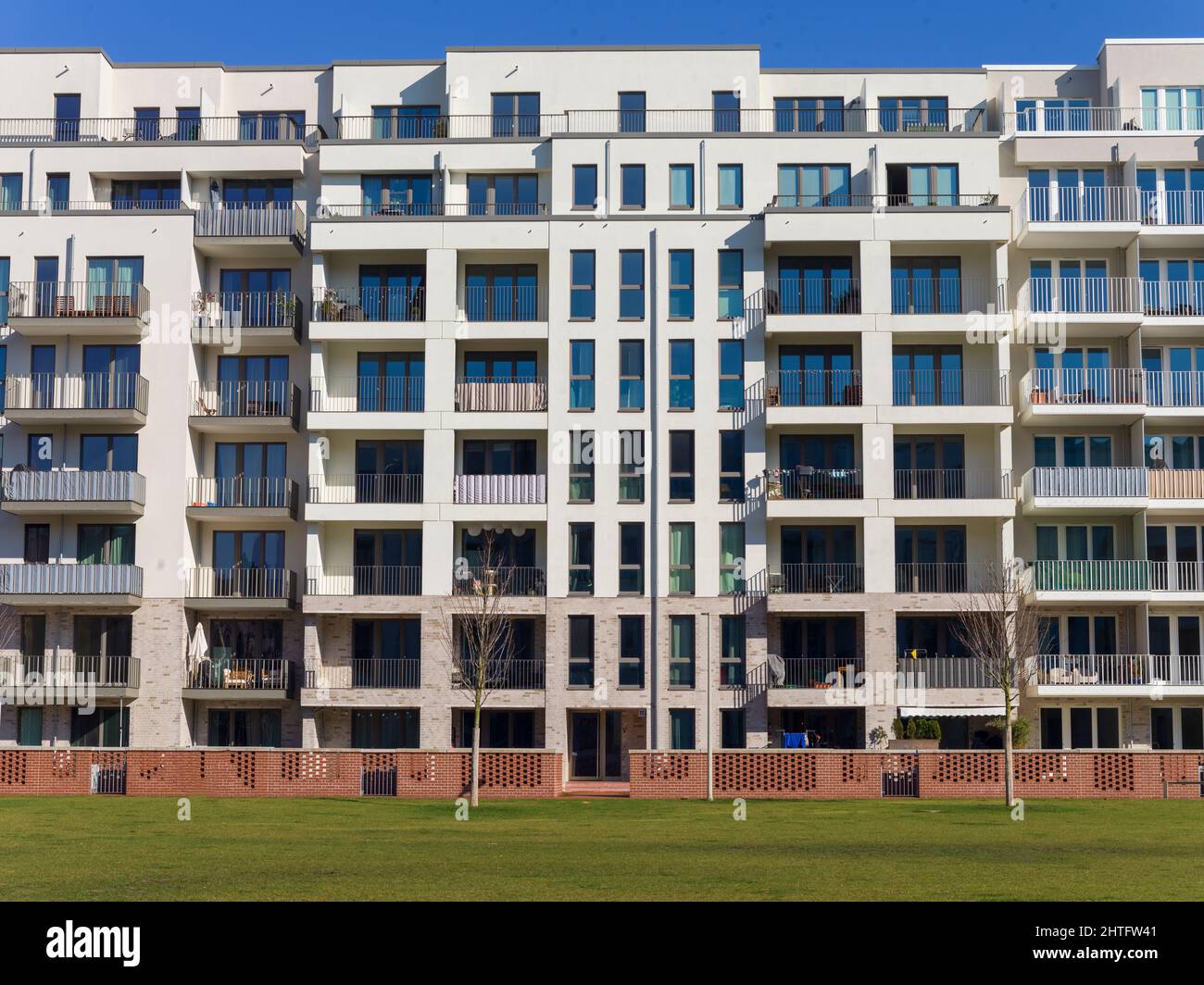 Eines modernen Fassade Wohngebäudes en Hamburgo, Alemania Foto de stock