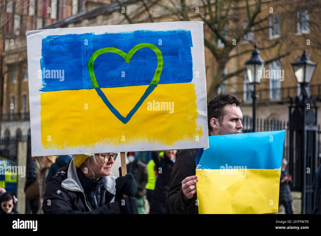 Nos encanta el cartel de Ucrania, frente a Downing Street en Whitehall, Londres, Reino Unido Foto de stock