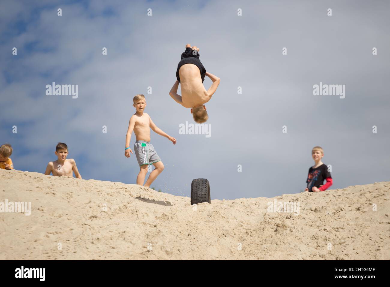 Algunos niños haciendo parkour en la arena. Foto de stock
