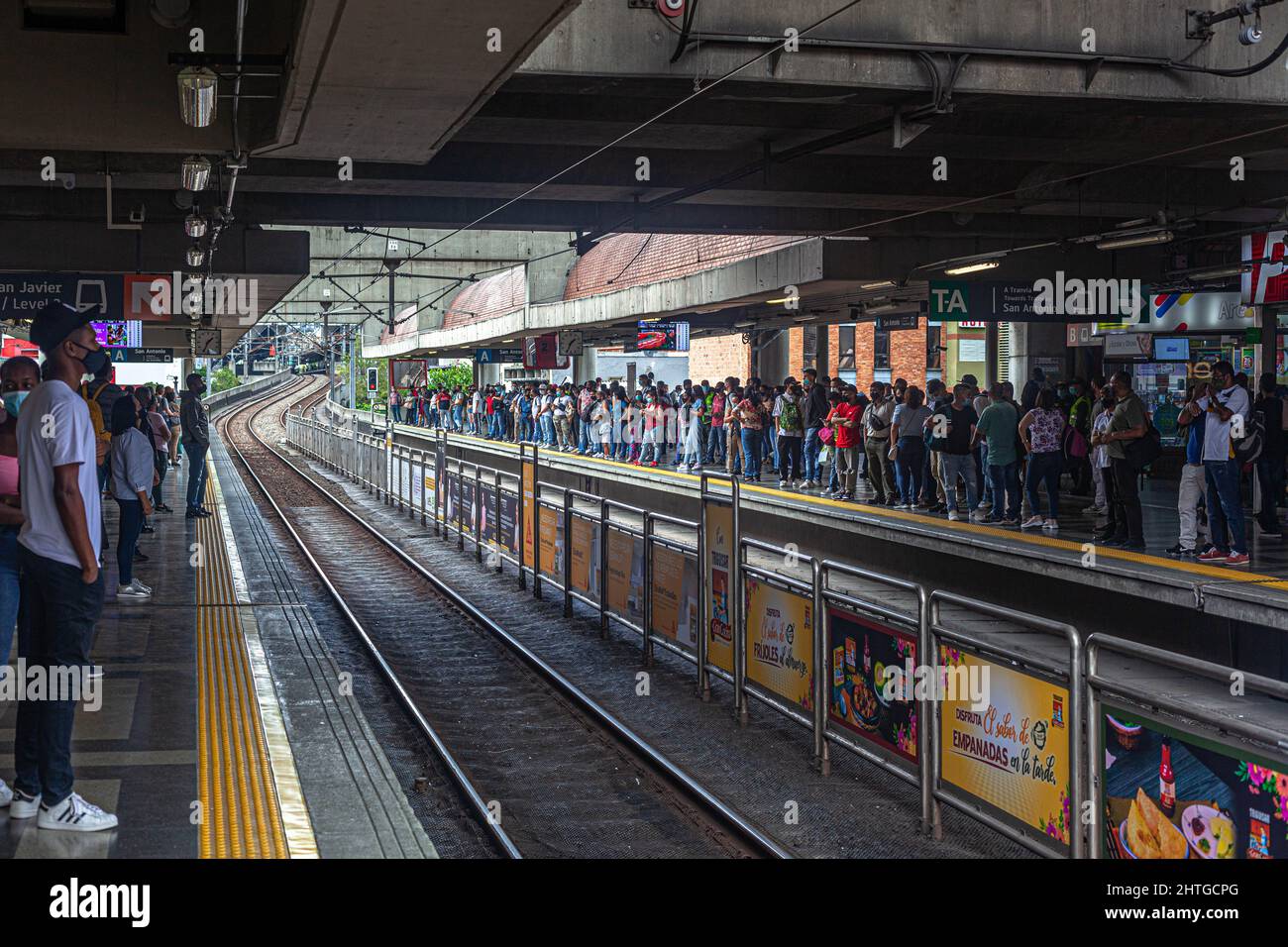 Plataforma de la estación de metro, Medellín, Colombia. Foto de stock