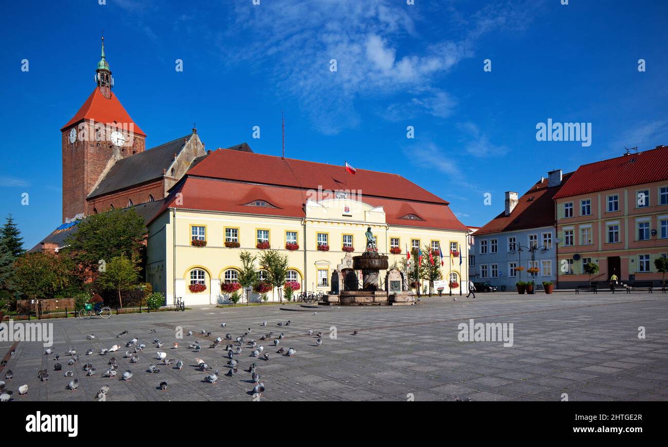 Polonia, Voivodato de Pomerania Occidental, Darłowo - Plaza del Mercado con el Ayuntamiento Foto de stock