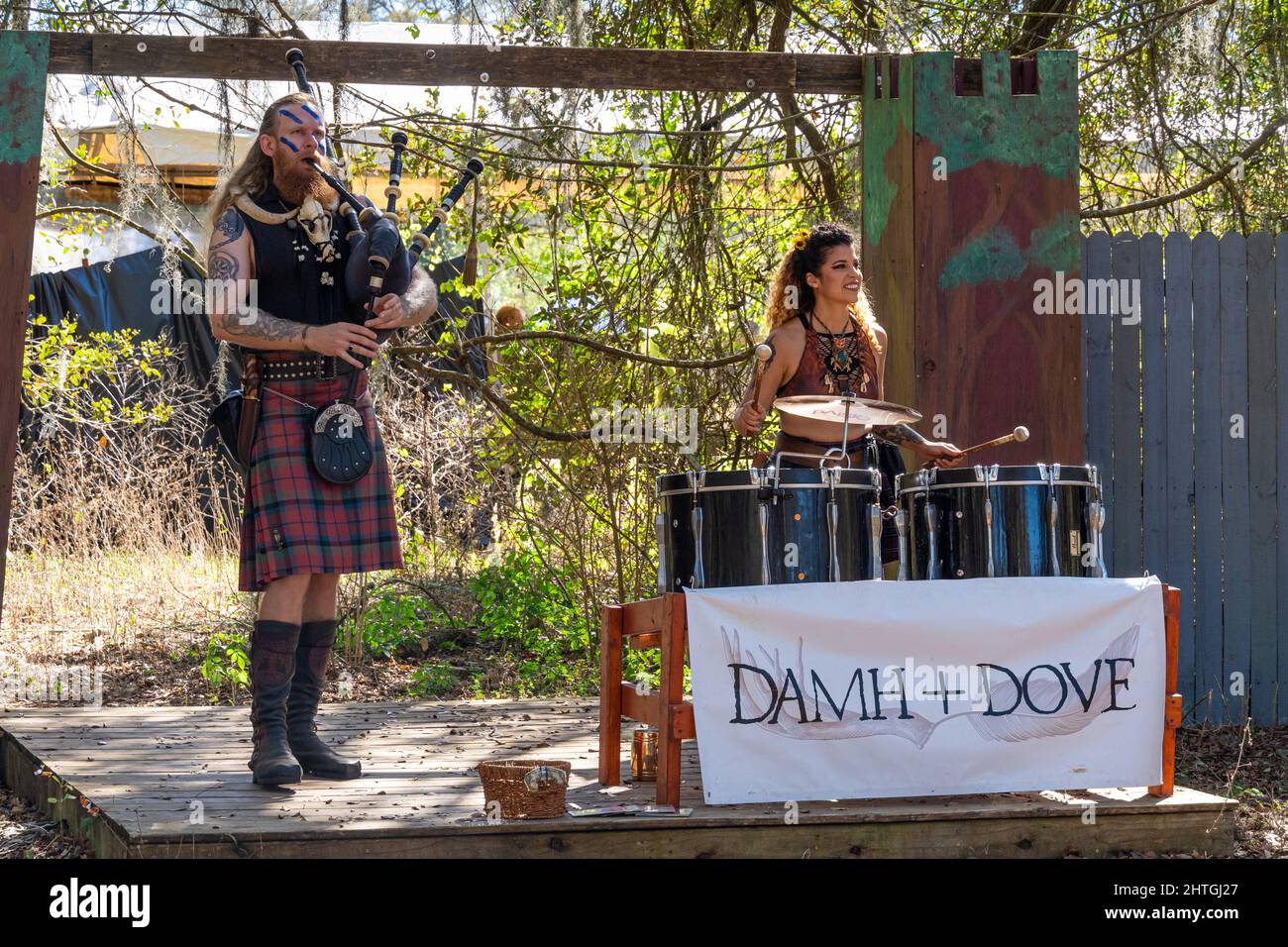 Dúo musical de gaitas y tambores Damh y Dove en el Bay Area Renaissance Festival - Dade City, Florida, Estados Unidos Foto de stock