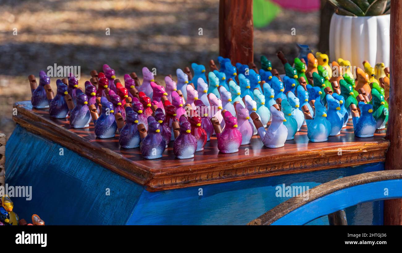 Coloridos silbatos de aves a la venta en el Bay Area Renaissance Festival - Dade City, Florida, Estados Unidos Foto de stock