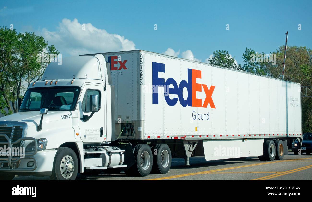 FedEx camión en la carretera haciendo entregas de paquetes. Shakopee Minnesota MN EE.UU Foto de stock