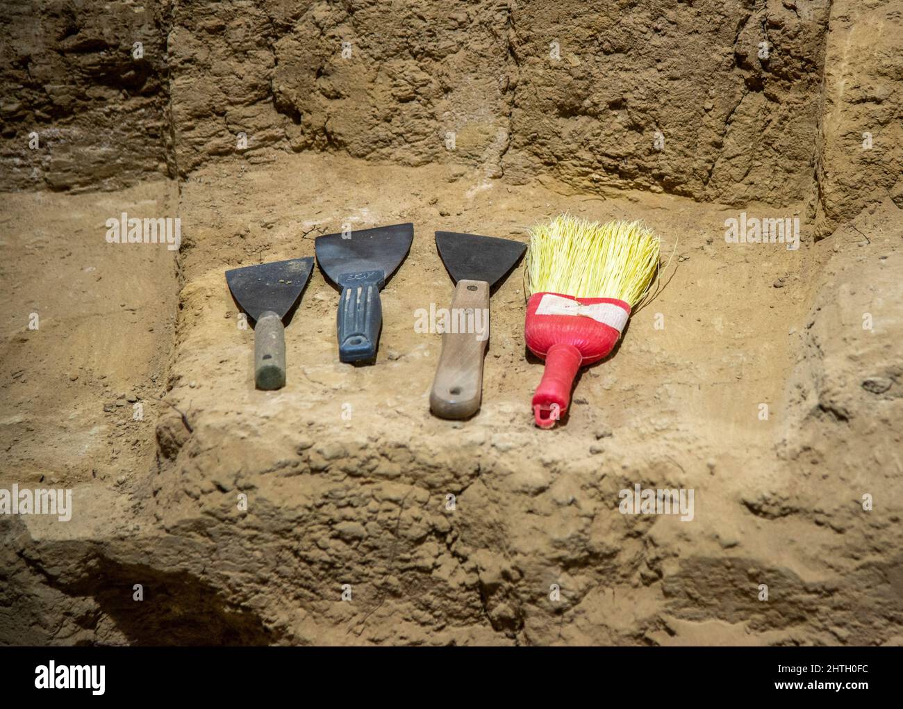 Herramientas utilizadas por un paleontólogo en el sitio de mammouth en Hot Springs, Dakota del Sur Foto de stock