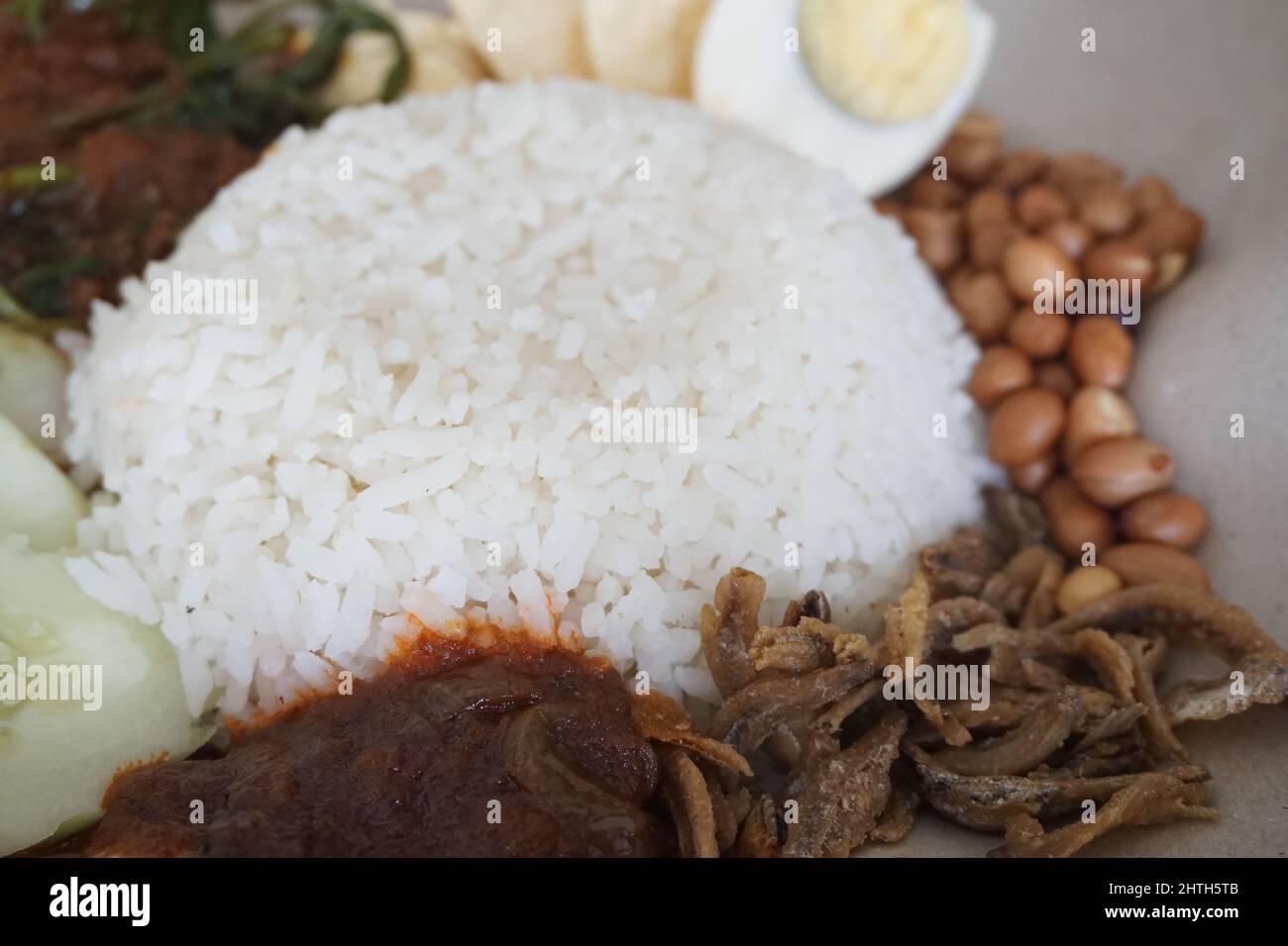 El lemak nasi es una cocina malaya originada en Malasia que consiste en arroz fragante cocido en leche de coco y hoja de pandan. Foto de stock