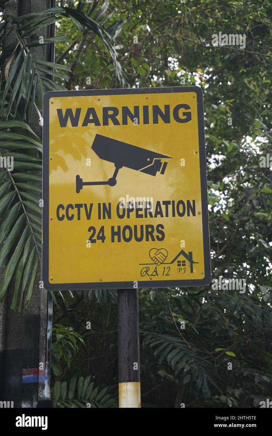 Cartel de advertencia de CCTV en la zona residencial de Malasia Foto de stock