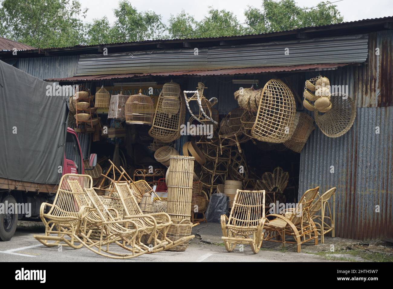 Tienda de venta de muebles de ratán en Teluk Intan, Malasia Foto de stock