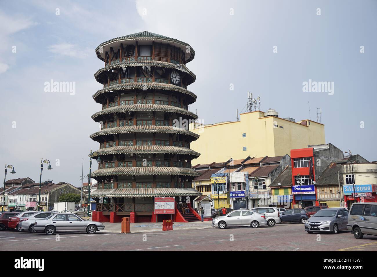 La Torre Inclinada de Teluk Intan es una torre de reloj en Teluk Intan, Distrito Hilir Perak, Perak, Malasia Foto de stock