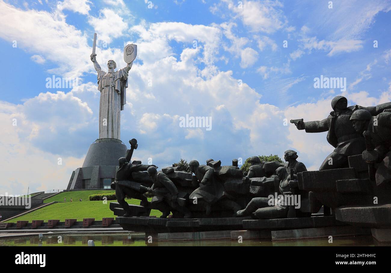 Stadt Kiew, die MutterHeimatStatue und Skulpturen auf dem Gelaende