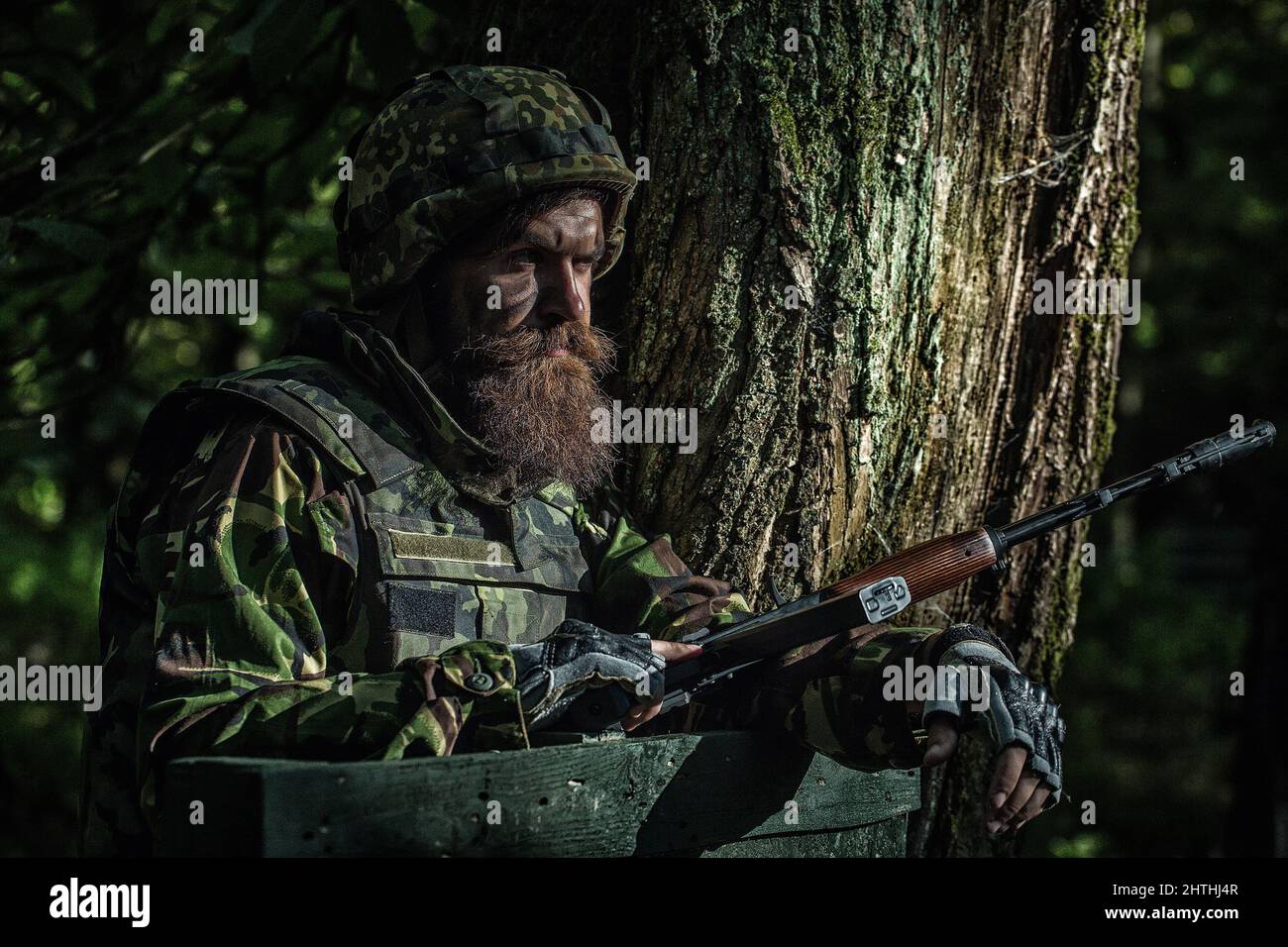 Compañía militar mercenario, soldado brutal en batalla en uniforme y  portaplacas sosteniendo fusil de servicio, listo para la guerra Fotografía  de stock - Alamy
