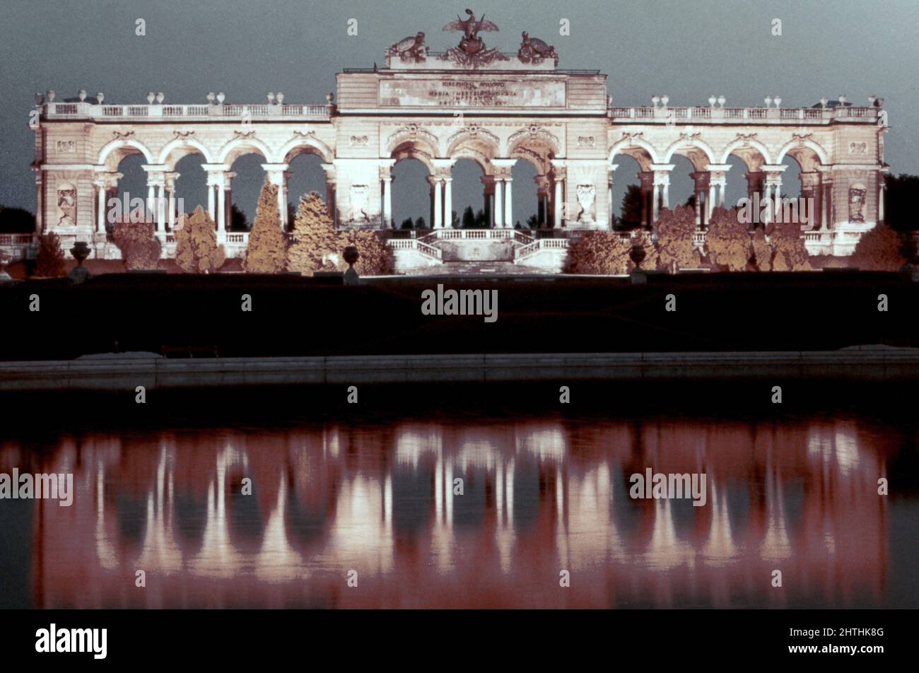El conjunto de columnas y arcos de temática militar Gloriette en Schonbrunn en Viena Foto de stock