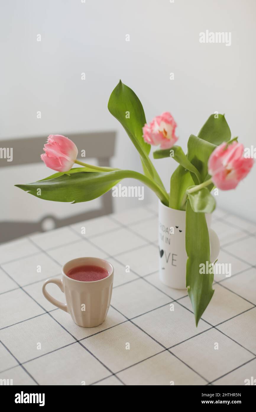vida de primavera con tulipanes frescos de color rosa, decoración casera Foto de stock
