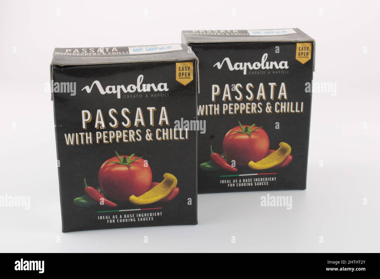Dos cartones de salsa de pasta napolina aislados sobre blanco con espacio de copia Foto de stock