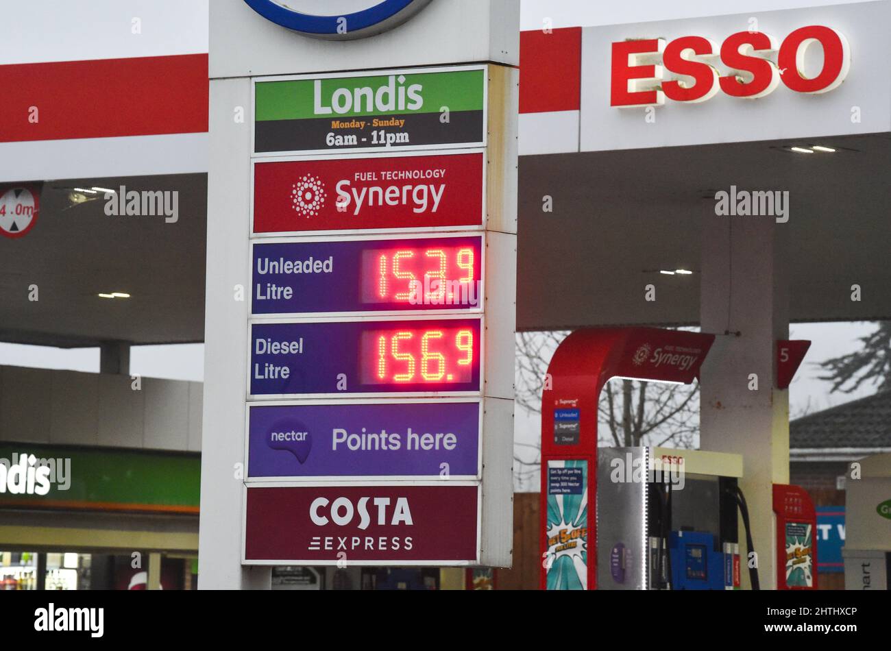 Brighton Reino Unido 1st de marzo de 2022 - Los altos precios del combustible en una gasolinera Esso en Brighton, ya que el precio del petróleo sigue aumentando en todo el mundo y la invasión rusa de Ucrania continúa : Credit Simon Dack / Alamy Live News Foto de stock